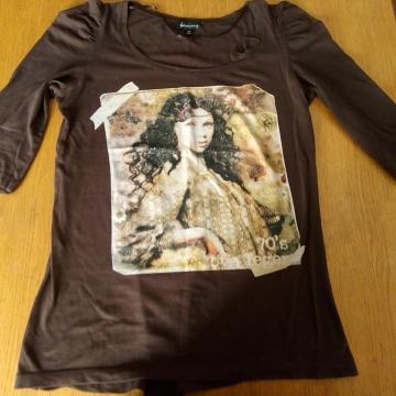 Smeđa majica sa printom, M