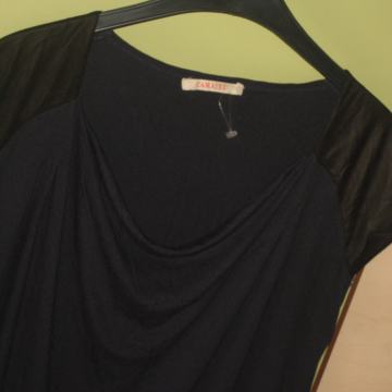 PLAVA MAJICA S KOŽNIM DETALJIMA VEL.40/42