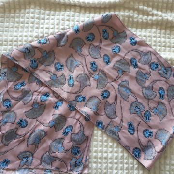 Bež marama s plavim detaljima