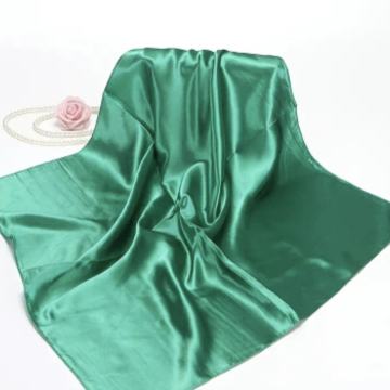 ZELENA SATENSKA MARAMA 60 X 60 cm