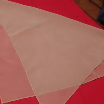 Zenska marama mala oko vrata.