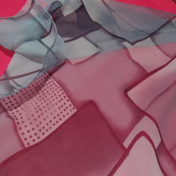 Zenska marama mala oko vrata.