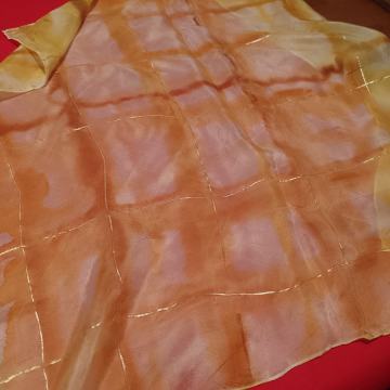 Zenska marama mala oko vrata.