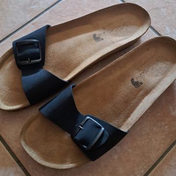 Crne ženske natikače