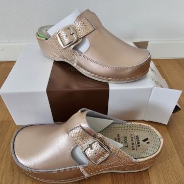 ŽENSKE ANATOMSKE KOŽNE  KLOMPE - NOVO