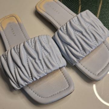 SINSAY SVIJETLO PLAVE PAPUČE BR 37