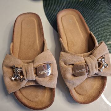 SMEĐE PAPUČE S ZLATNIM DETALJIMA br. 37