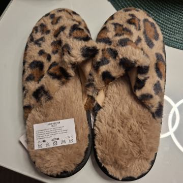 TIGRASTE KUĆNE PAPUČE vel.36/37 - NOVO