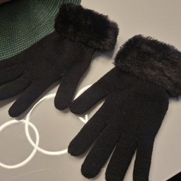 CRNE RUKAVICE S KRZNENIM DETALJEM vel.S/M - NOVO