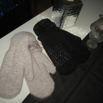 CRNE I SIVE RUKAVICE VEL. UNI - NOVO