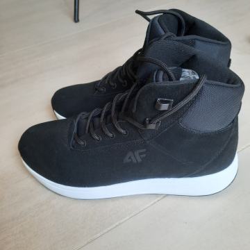 4F crne tenisice vel. 40