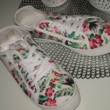 CVJETNE TENISICE BR. 37  NOVO