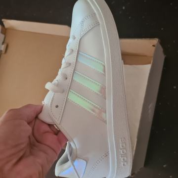nove Adidas tenisice, br 36