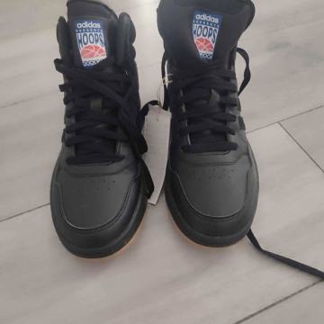 Adidas nove tenisice, jednom prošetane