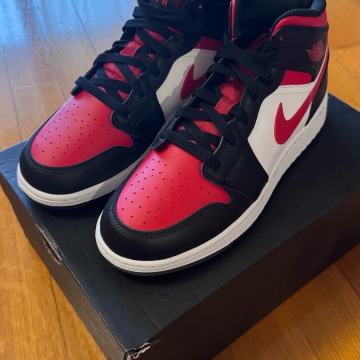 Air Jordan 1 Mid Fire Red
