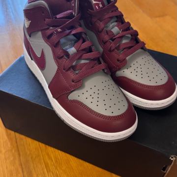 Air Jordan 1 Mid Team Red