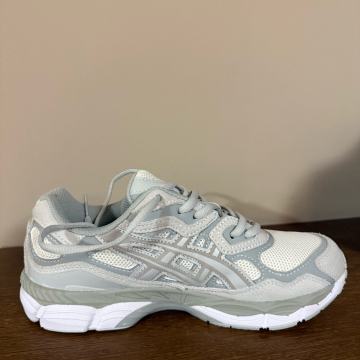 NOVE ASICS Gel br.40 col. cream/oyster