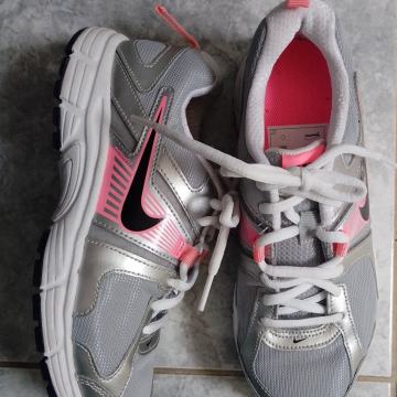 Besprijekorne, potpuno nove Nike tenisice za trčanje, br.37,5