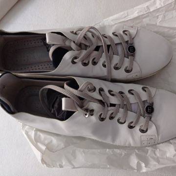 bijele lagane tenisice 40