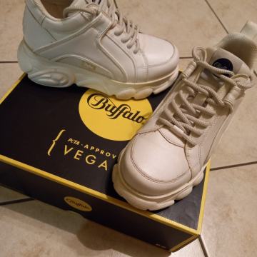 Bufallo br.40 kožne udobne tenisice kvalitetne