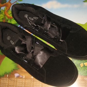 CRNE  PLIŠANE  - BARŠUNASTE TENISICE BR. 37 - NOVO