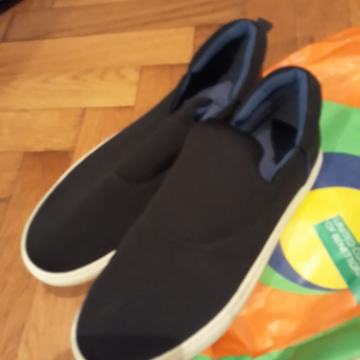 Crne tenisice ili cipele benetton