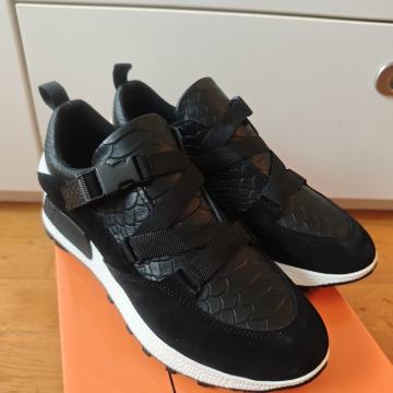 Poklon za Božić: Kožne crne ženske tenisice - Nove - 36