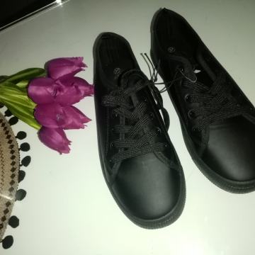 CRNE TENISICE BR.37 NOVO