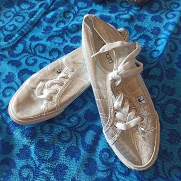 NOVE TENISICE 38 TENKE PATIKE METALIK SREBRNE PLIMSOLE