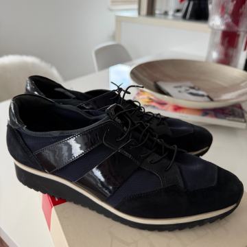 Hogl elegantne tenisice!Koža!