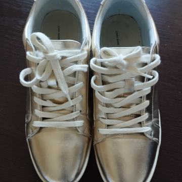 JAKO POVOLJNO prodajem ZARA zlatne ženske tenisice br.40