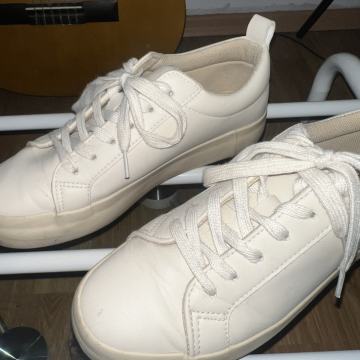 Krem tenisice *novo* I Sinsay