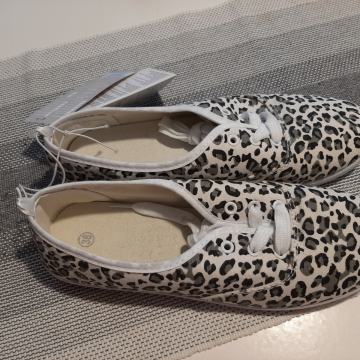 Nove lagane tenisice br. 38