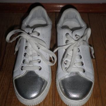 LAGANE ŽENSKE TENISICE - LIJEVA 36, DESNA 37