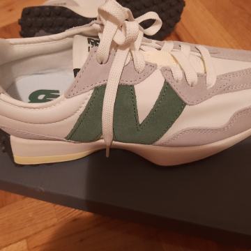 New Balance 327