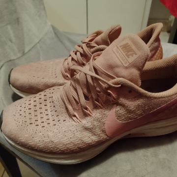 Nike  br.39 cm kožne udobne  tenisice