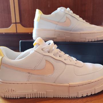 Nike Air Force 1 Pixel
