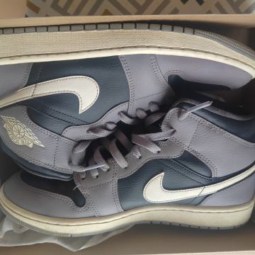 NIKE AIR JORDAN 1 MID