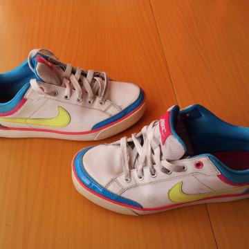 Nike kožne tenisice br.37,5, odlično uščuvane