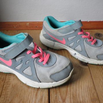 NIKE - LAGANE ŽENSKE TENISICE 35