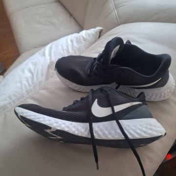 NIKE revolution tenisice br 40