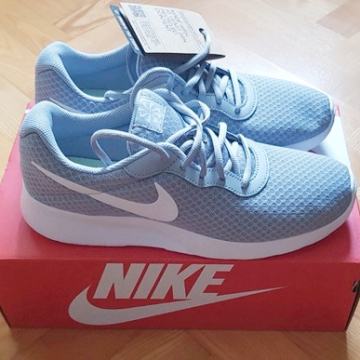 Nove Nike sive tenisice