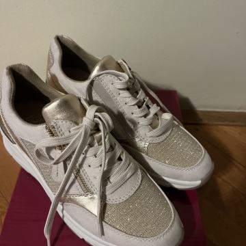 OMG nove ženske zlatne tenisice vel.39