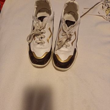 Povisene tenisice lv