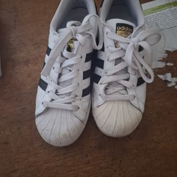 Prodajem 2 para ženskih tenesica za 15 eura