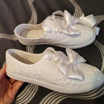 Prodajem čipkaste tenisice