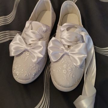 Prodajem čipkaste tenisice