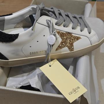 Prodajem, Golden Goose, odmah dostupno