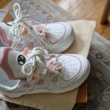 Prodajem Louis Vuitton tenisice br.40