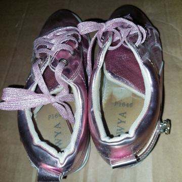 Prodajem zenske tenisice